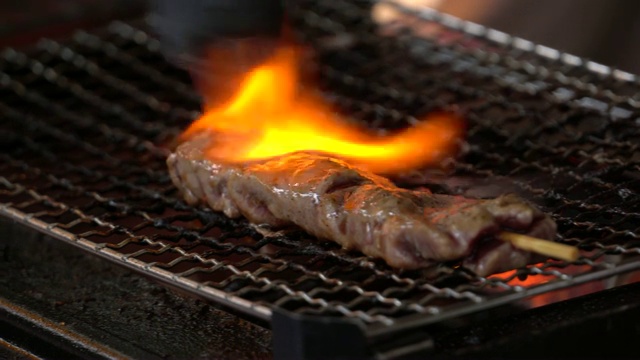 烹饪烤牛肉视频素材
