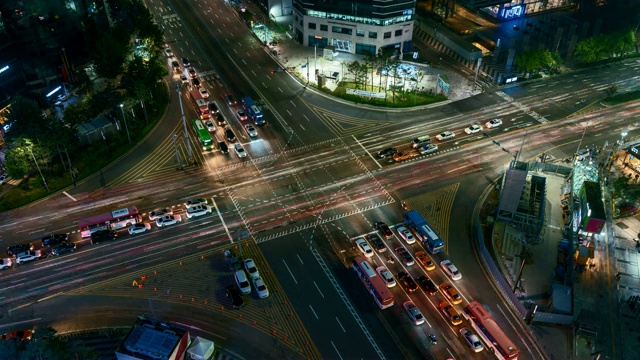 在韩国首尔市的首尔江南中心商业区，穿越十字路口的光影景象。视频素材