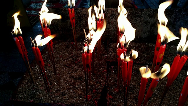 烛光点燃，向中国人表示敬意，过年过年。视频下载