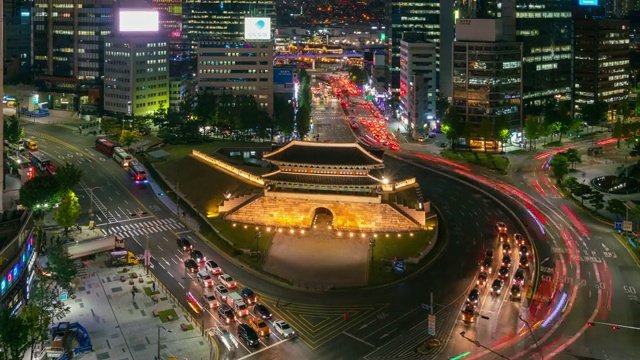 在韩国首尔，时间流逝的太阳门(南大门市场)或南大门的灯光痕迹在晚上的汽车。视频下载