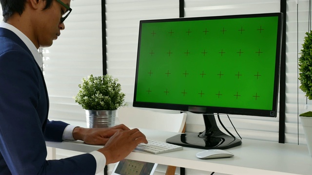 在办公室使用色度键使用电脑视频素材