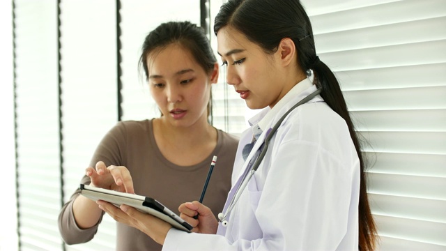 医生在平板电脑上与病人交谈视频素材