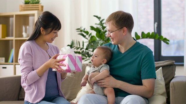 家庭幸福，有礼物，家里有个男婴视频下载