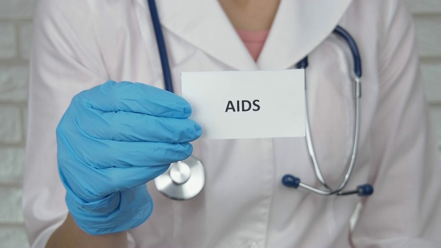 医生展示了带有艾滋病的床单。视频下载