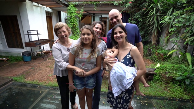 多代拉丁家庭的家庭肖像视频素材
