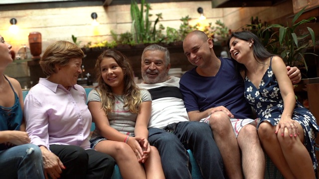 多代巴西家庭在家人像视频素材