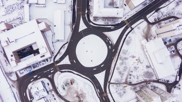 城市里的环岛和冬日里的汽车交通。圆的道路交叉口视频素材