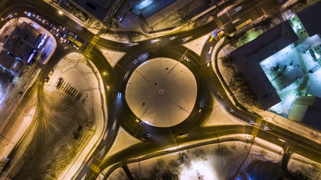 照明的环岛在城市和汽车交通在冬夜。圆的十字路口视频素材