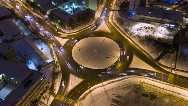 照明的环岛在城市和汽车交通在冬夜。圆的十字路口。轨道视频素材