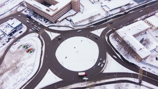 城市里的环岛和冬日路上的汽车交通。轨道视频素材