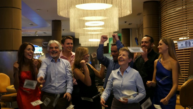 一群快乐的富人在赌场向空中扔钱庆祝和欢呼视频素材