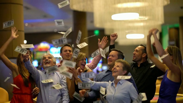 一群朋友在赌场庆祝大胜，把钱抛向空中笑视频下载