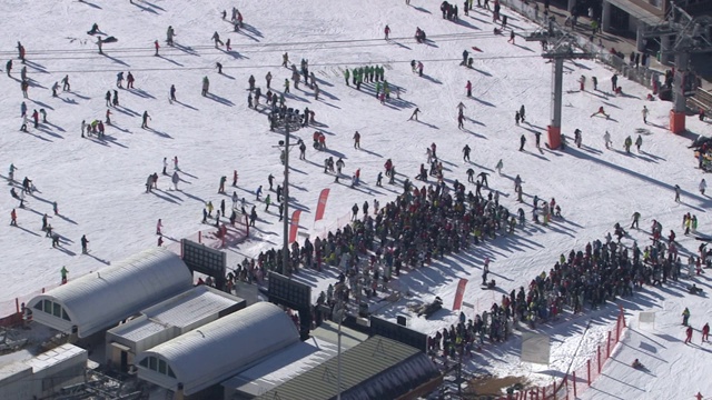 在韩国江原道的大明度假村维瓦尔第公园(滑雪胜地)，滑雪者在等待滑雪缆车视频下载