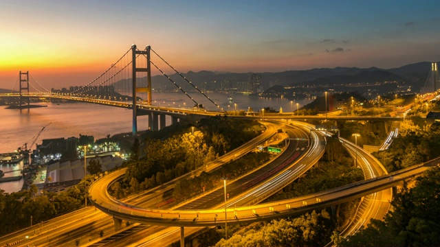 从俯视图看，4k延时从白天到夜晚的青岛大桥交通灯视频素材