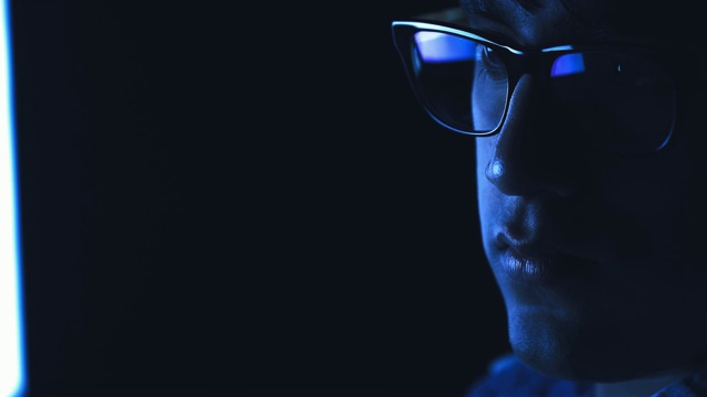 一个电脑程序员戴眼镜的近距离镜头视频素材