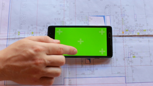 土木工程师拿着绿色屏幕的智能手机视频素材