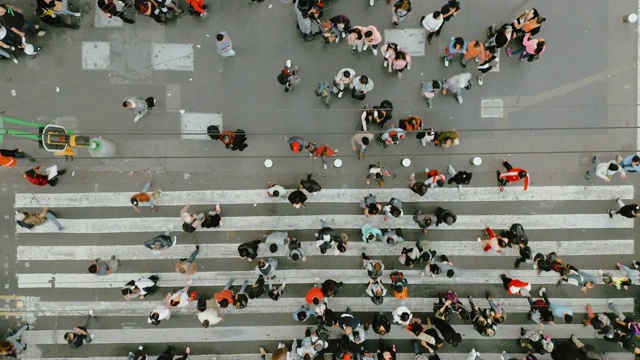 鸟瞰图的行人与拥挤的交通。视频素材
