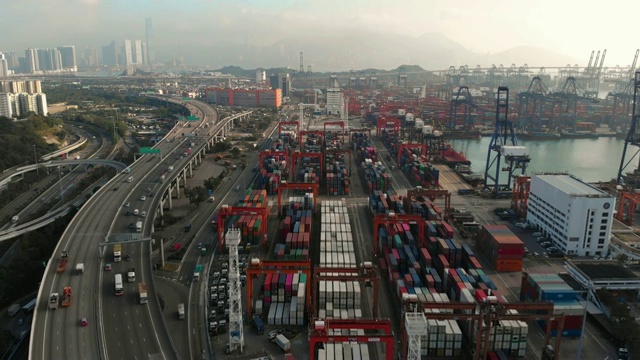 工业港口集装箱船鸟瞰图及小车前进图。视频素材