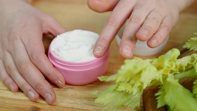 特写手打开罐子拿奶油和绿色蔬菜在桌子上视频下载