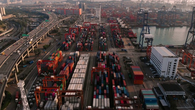 工业港集装箱船鸟瞰图和俯仰图。视频素材