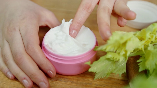 Macro finger从桌子上的罐子里取奶油和绿色蔬菜视频下载
