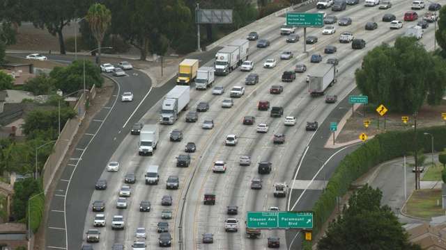 高速公路上交通的鸟瞰图视频素材