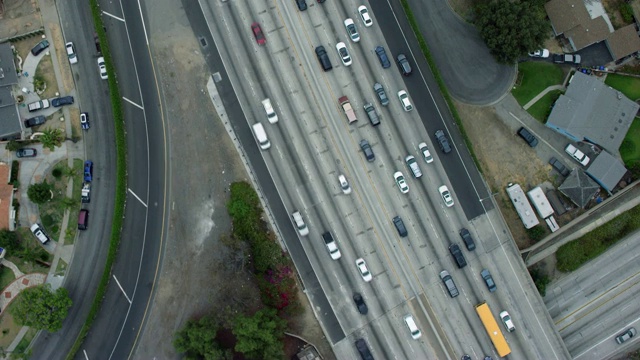 高速公路上车辆的鸟瞰图视频素材