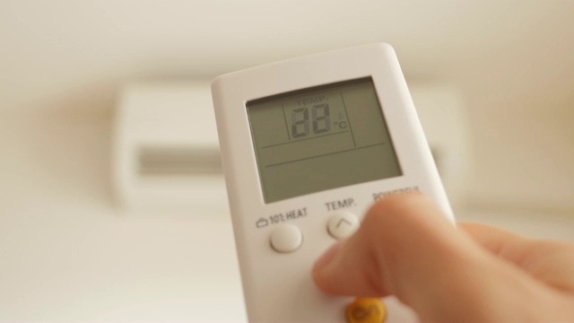 冷却房间通过改变温度在空调4K 2160p超高清视频-改变室温与交流遥控器4K 3840X2160超高清镜头视频素材