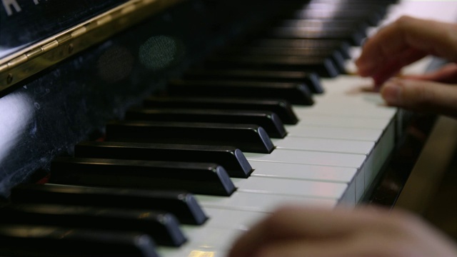 在钢琴上选择性地演奏和弦和音符视频素材