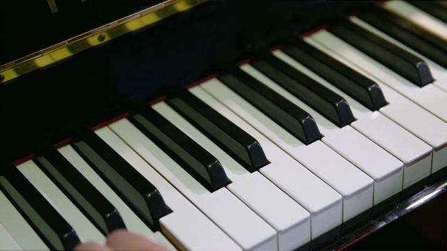 潘在钢琴上弹奏的音符视频素材