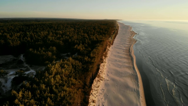 海滩日落。波兰海岸线鸟瞰图视频下载