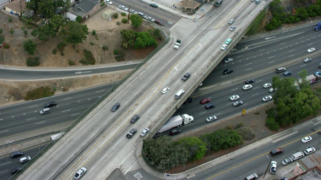 高速公路上车辆的鸟瞰图视频素材