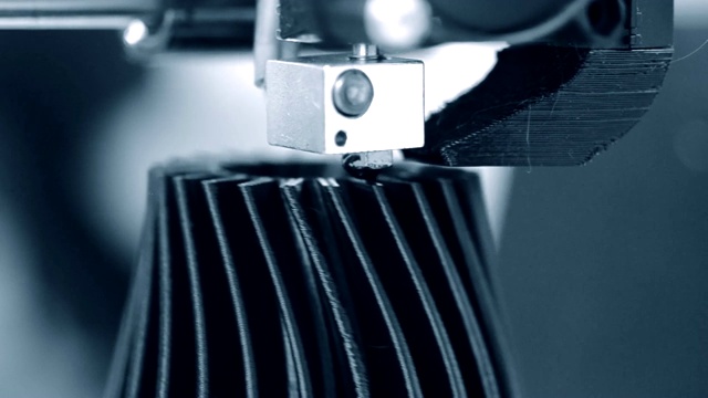 自动3D打印机在实验室进行塑料建模。视频下载