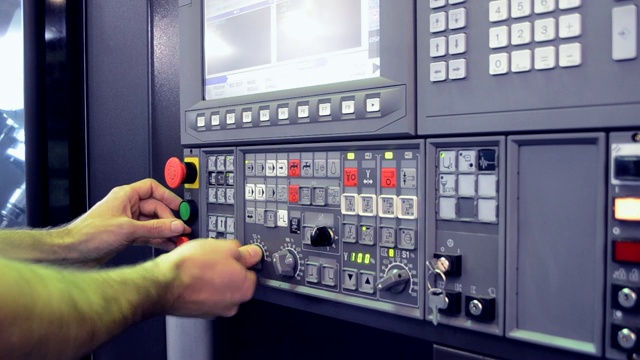 在控制面板上工作的人在工厂里和一台工业机器一起工作视频下载