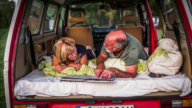 一对老年夫妇开着露营车去公路旅行视频素材