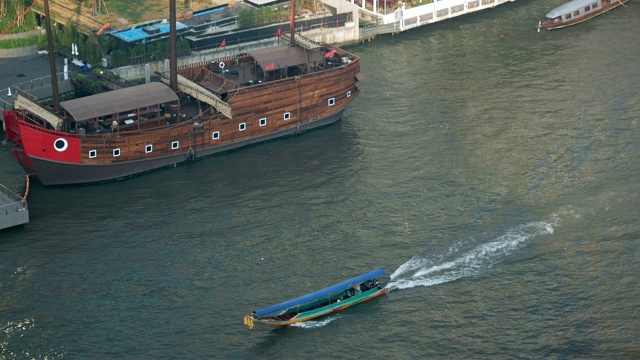 长尾船在湄南河运输视频素材