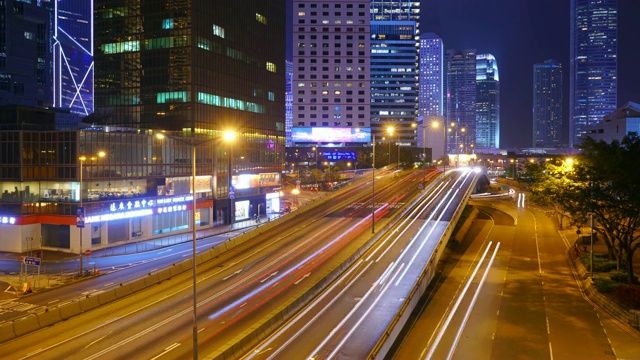 (向下倾斜)交通延时和香港摩天大楼夜间景观。视频素材