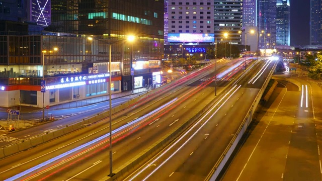 (放大)夜间的交通延时和香港摩天大楼景观。视频素材