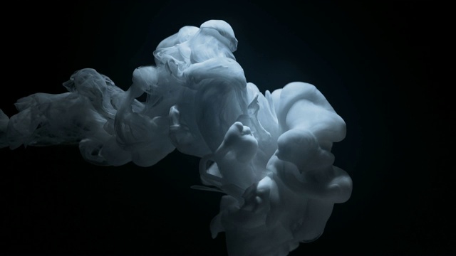 概念艺术:水中的白色油漆，慢动作中的烟雾视频素材