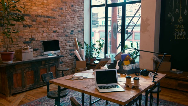 阁楼风格的现代舒适办公室内部视频下载