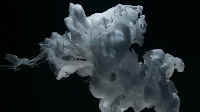概念艺术:水中的白色油漆，慢动作中的烟雾视频素材
