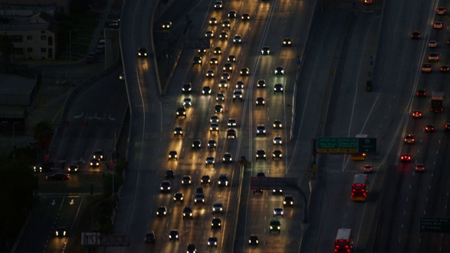 城市公路上夜间交通的鸟瞰图视频素材