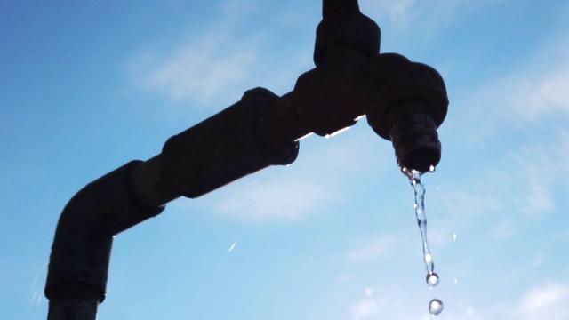 水从水龙头漏出的动作缓慢。视频素材