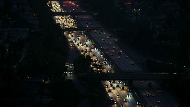 黄昏时高速公路上交通的鸟瞰图视频素材