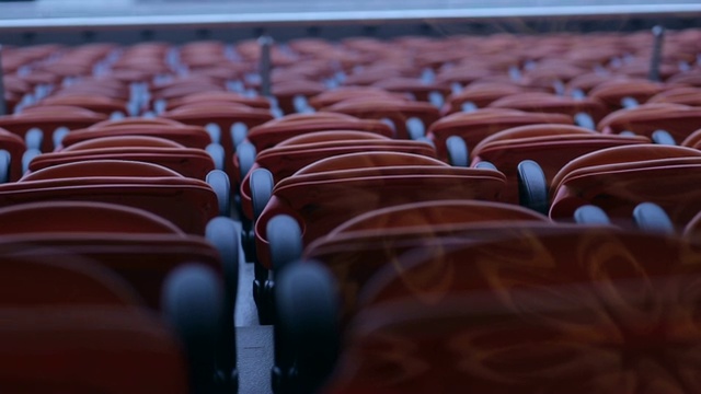 体育场竞技场座位椅子。运动场中一排排橙色的观众座位。视频素材