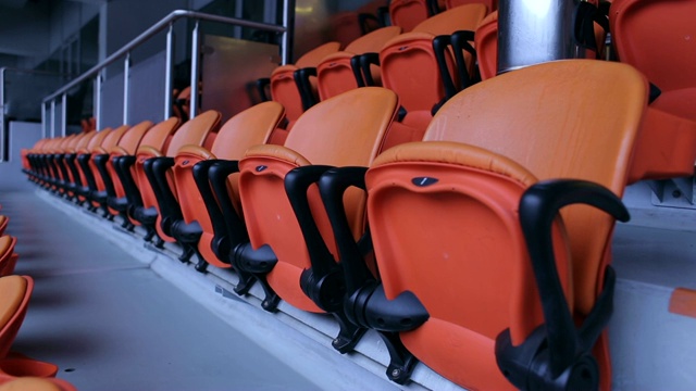 体育场竞技场座位椅子。运动场中一排排橙色的观众座位。视频素材