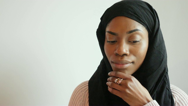戴着黑色头巾的阿拉伯黑人妇女视频下载