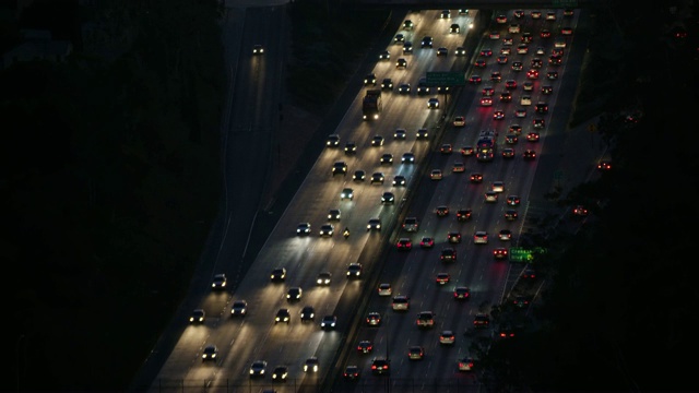 夜间高速公路上交通的鸟瞰图视频素材
