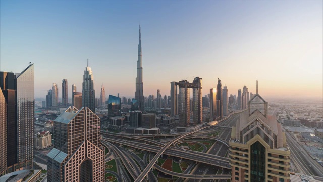 4K时间推移-鸟瞰图现代摩天大楼和城市景观在迪拜。阿联酋视频素材