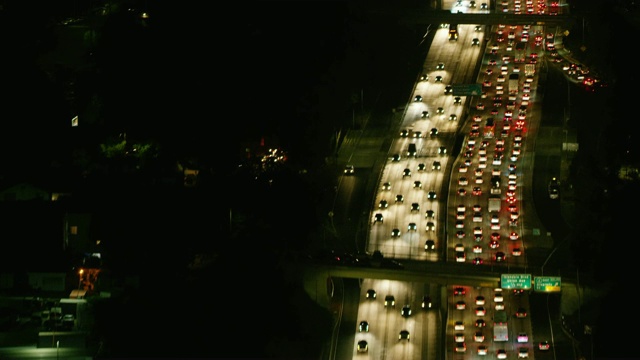 城市公路上夜间交通的鸟瞰图视频素材